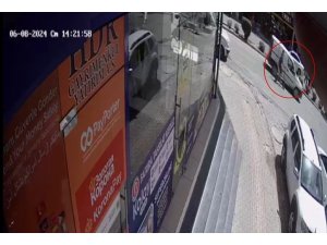 Ticari araç ile elektrikli scooterın çarpışma anı güvenlik kamerasında