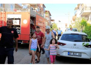 Alevlerin ortasında kalmaktan komşuları kurtardı