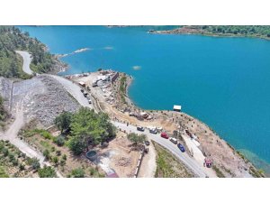 Alanya’da mutlak koruma alanındaki ruhsatsız 34 çardak ve betonarme inşaat yıkıldı