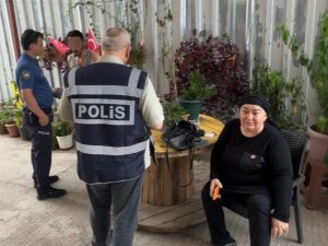 Fotoğrafçı kadının çantasından para çaldı, yakalanınca özür dileyip helallik istedi