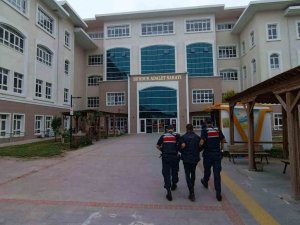 Burdur’da jandarma ekiplerinin asayiş çalışmalarında 5 firari yakalanarak cezaevine gönderildi