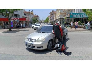 Otomobile çarpan motosiklet amuda kalkarak durdu: 2 yaralı