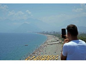 Antalya sahillerinde bayram yoğunluğu artarak devam ediyor