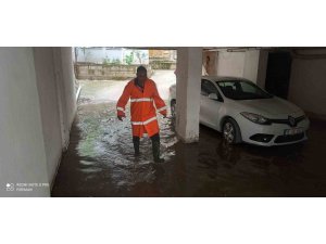 Burdur’da fırtına bir anda geldi, evlerin çatıları uçtu, yangın ve su baskınları oluştu