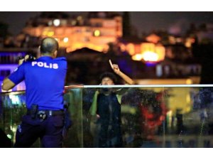 Seyir terasında intihara teşebbüs eden genci müzakereci polis memuru vazgeçirdi