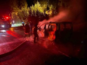 Burdur’da seyir halindeki hafif ticari araç alevlere teslim oldu