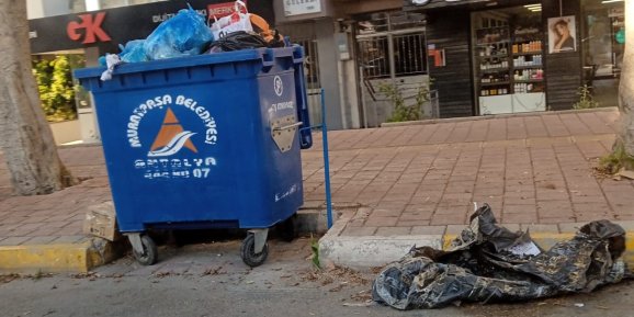 Çöp bidonları dolu, çöpler dışarı bırakılıyor