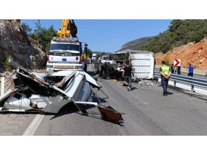 Kamyon tıra arkadan çarptı, ortalık savaş alanına döndü: 1 ölü