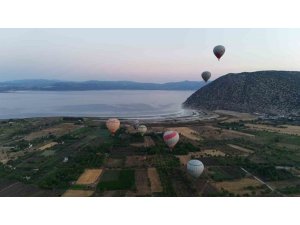 Salda Gölü’nde sıcak hava balonuyla ilk uçuş