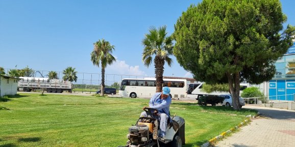 Serik'te park ve yol bakım çalışmaları tam gaz devam ediyor