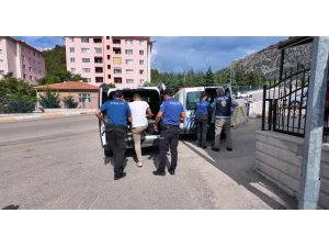 Kendilerini polis olarak tanıtıp evlerden hırsızlık yapan 2 şahıs yakalandı