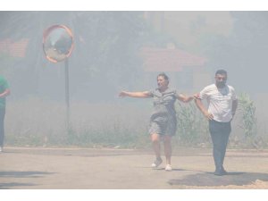 Alevlerin arasında kaldı, yine de görevini bırakmadı