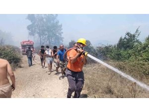 Antalya’da mezarlık yangını ormana sıçradı, mahalleliyi alarma geçirdi