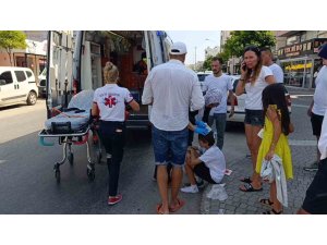 Otomobil, yola fırlayan turist çocuğa çarptı