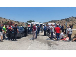 Burdur’da iki otomobil çarpıştı: 1’i ağır 10 yaralı