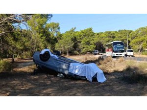 Takla atan lüks otomobilin plakalarını söküp üzerini çarşafla kapattılar