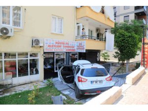 Apartman bahçesine uçan araç açık işyerine santimetreler kala durabildi