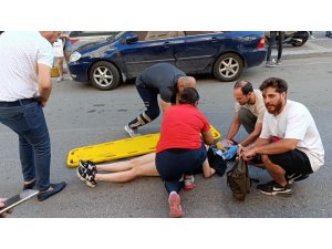 Cipin açılan kapısına çarpan motosiklet sürücüsü saniyelerle ölümden döndü