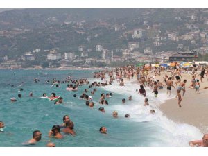 Alanya’da plajlar tıklım tıklım