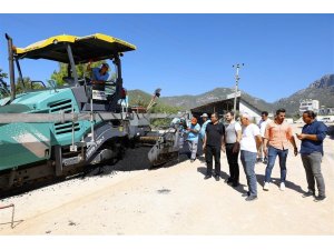 Alanya Belediyesi’nden Oba Mahallesi’ne sıcak asfalt