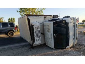 Kontrolden çıkıp devrilen kamyonetin sürücüsü yaralandı