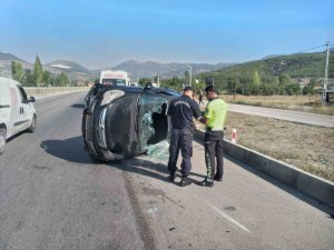 Burdur’da kontrolden çıkan otomobil refüje çarpıp devrildi: 1 yaralı