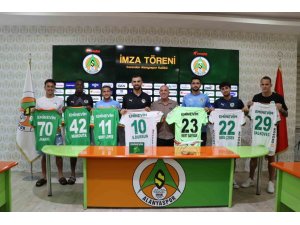 Alanyaspor, sözleşme yenilediği ve transfer ettiği futbolcularını tanıttı