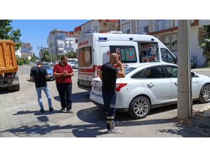 Motosiklet otomobille çarpıştı: 1 yaralı