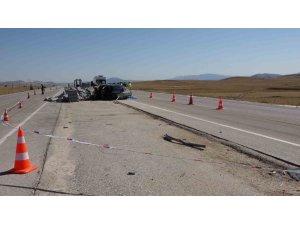 Burdur’da otomobil, refüj yapımı için bırakılan bordür taşı yığınına çarptı: 2 ölü, 1 yaralı