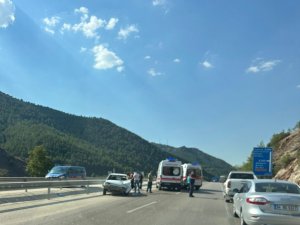 Isparta’da otomobil bariyerlere çarptı: 1’i bebek 4 yaralı