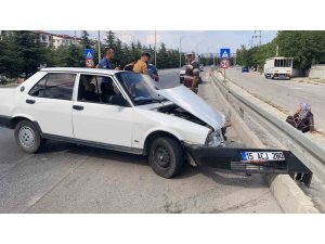 Freni patlayan Tofaş otomobil bariyerlere ve ardından bir araca çarptı: 1 yaralı