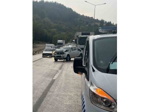 Burdur’da kamyonet önce önündeki tıra, ardından arkasından gelen kamyona çarptı: 4 yaralı