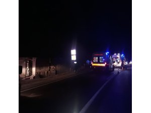 Isparta-Antalya karayolunda yolcu otobüsü devrildi: 8 yaralı