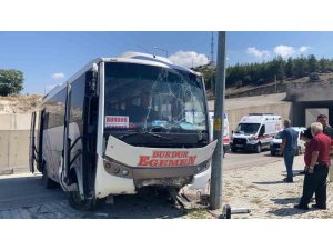 Burdur’da freni patlayan yolcu midibüsü üst yoldan otogar içine düştü:15 yaralı