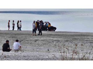 Salda Gölü’ne giren genç boğuldu