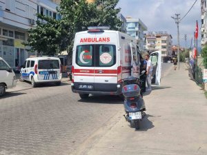 Motosiklet sürücüsü ve yolcu ölümden kılpayı kurtuldu kamyonet sürücüsü firar etti