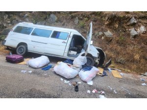 Alanya’da freni boşalan minibüs kayaya çarpıp devrildi: 3’ü çocuk 6 yaralı