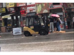 Aniden başlayan yağış sonrası yayaların imdadına belediye forkliftle yetişti