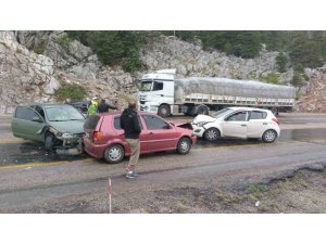 Antalya’da 4 araçlı zincirleme kaza: 5 yaralı