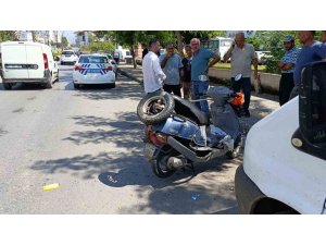 Yaya geçidinden geçen motosiklete otomobil çarptı: Yaşlı sürücü yaralandı