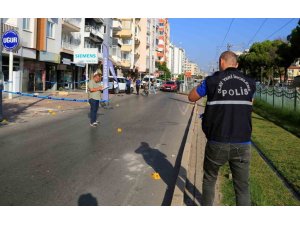 Antalya’da bir işyeri kurşunlandı, yol savaş alanına döndü