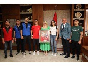 Rektör Özkan, olimpiyat madalyalı sporcuyu ağırladı