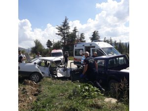 Burdur’da kamyonet ile çarpışan Fiat Tofaş hurdaya döndü: 1’i ağır 3 yaralı