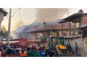 Isparta’da çıkan yangında bitişik iki ev kullanılamaz hale geldi