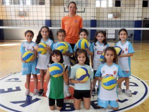 Minik voleybol yıldızları Kepez’de yetişiyor