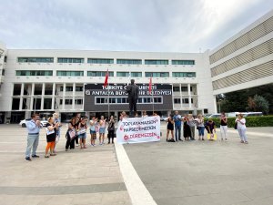 Hayvanseverlerden Büyükşehir önünde eylem