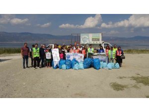 Dünya Temizlik Günü’nde kuraklıkla boğuşan Burdur Gölü etrafında çöp topladılar