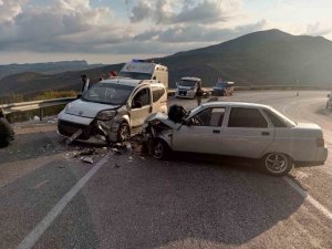 Karşı şeride geçip kaza yaptı: 3 yaralı