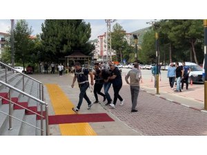 Burdur’da arabasının önünü kesip halasının oğlunu öldüren genç ve eşi tutuklandı