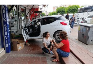 Kaldırımı aşan otomobil, ayakkabı mağazasına daldı